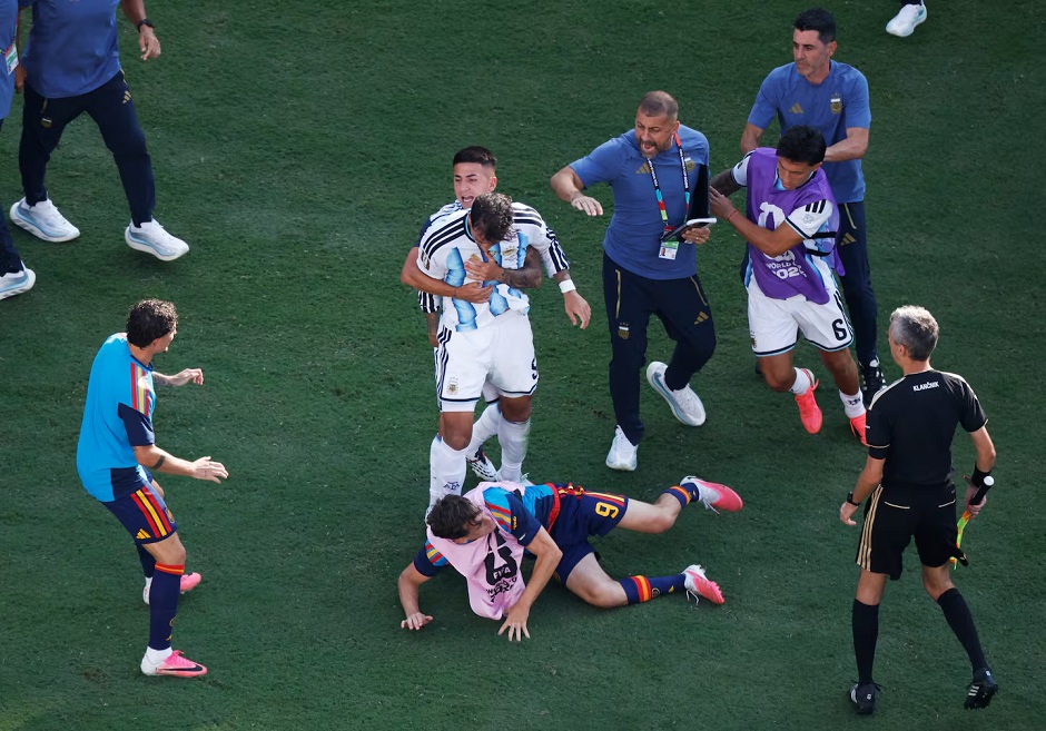 La brutal pelea de Paredes y Gavi tras el final del partido